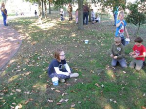 Die Kinder der Nachmittags-AGs der Grundschule Wippingen pflanzen krokusse 2018