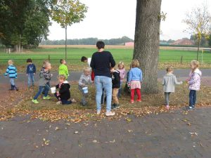 Vorschulkinder pflanzen Krokusse 2018 in Wippingen