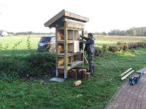 Aufbau des Insektenhotels 2018 in Wippingen durch Wippingen blüht auf8