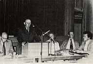 Hermann Gerdes, Bürgermeister und Vorsitzender der Bürgerinitiative 1976 auf einer Protestversammlung in der Sögeler Aula 