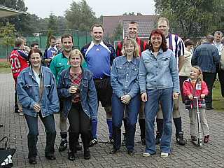 Mannschaft des Gesangvereins mit Cheerleader