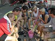 Sangria im Eimer mit Riesenstrohhalmen zu trinken - Starndfeeling á la Mallorca.