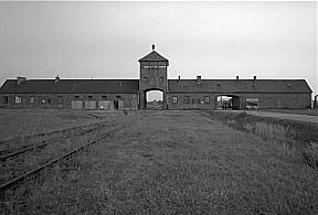 Das Eingangsgebude von Birkenau. Rechts die Rampe, wo die "Selektionen" stattfanden.