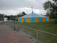 Zirkuszelt des Zirkus Merlin in Wippingen Sportplatz