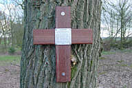 Kreuz mit Gedenktafel