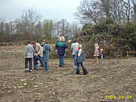 Beim Osterfeuer auf dem Strootburg