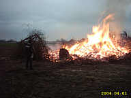 Beim Osterfeuer auf dem Strootburg