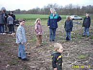 Beim Osterfeuer auf dem Strootburg