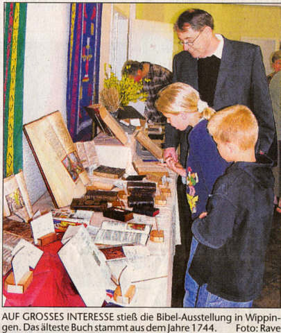 Pastor Bolmer bei der Bibel-Ausstellung, Foto: Rave