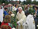 Pastor Asmann wurden Rosen von spalierstehenden Kindern überreicht