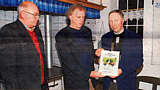 Das erste noch druckfrische Exemplar überreichten die Autoren Josef Kimmann und Alfons Deters dem Vorsitzenden des Heimatvereins Klaus Abeln. (von links). Foto: Rave
