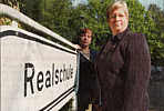 Führungswechsel: Die Schulleiterinnen Erika Behrens (l.) und Marita Niehoff tauschen ihre Arbeitsplätze| EZ-Foto Dirk Fisser vom 28.09.2007