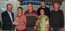 Verabschiedet aus dem Vorstand wurde Anne Klaas (2. v.l.) vom Vorsitzenden Klaus Abeln (rechts) sowie Heinz Holtermann, Anne Baalmann, Heiner Voskuhl und Alfons Deters| EZ-Foto: Dirk Fisser