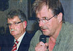 Jan Deters-Meissner (rechts) von der Bürgerinitiative machte das Verschenken von CO2-Emissionszertifikaten für die Attarktivität von neuen Kohlekraftwerken verantwortlich. Moderator Hans-Michael Goldmann (links) bot der BI Gespräche an.