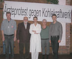 Foto von der Mitgliederversammlung. v. r.: Sprecher Jan Deters-Meissner, Prof. Dr. Dr. Heinz Spranger, Hanne Giessen, Sprecherin Inge Stemmer, für die Ärzteschaft verantwortliches Vorstandsmitglied Matthias Witte