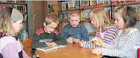 Der GrundSchüler Henning (Zweiter von links) liest in der Bibliothek für die Jungen und Mädchen des Kindergartens (von links) Eva, Benni, Mareike und Verena. Foto: Astrid Brüggen