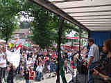 Blick von der Bühne auf die Kundgebung am Rathausplatz, am Mikrofon BI-Sprecher Jan Deters-Meissner