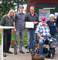 Auf dem Foto die Organisatoren der Ökostromwechselparty: von links: Hermann Grote (Wippingen), auf dessen Hof die Veranstaltung stattfand, Naturstromvertreter Bernd Gau, BI-Sprecher Jan Deters-Meissner, Claus Fasbender, Ingrid Kämper (beide Neubörger)