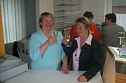 Elisabeth Speller und Anette Timmer stoßen auf die Neueröffnung an