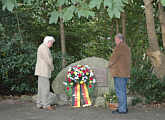 Kranzniederlegung: rechts: Herbert Broich, links Anton Henzen