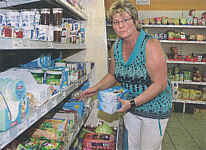 Annette timmer führt den Lebensmittelladen in Wippingen. Eine solche Einkaufsmöglichkeit macht ein Dorf attraktiv.|Foto: Eden, Der Wecker vom 08.08.2010