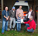 Foto von der Geldübergabe:von links Jan Kruth, Hermann Grote, sowie Matthias Witte mit Julius von der BI "Saubere Energie",  Heidi Mewes und Volker Teichmann vom DRK Dörpen