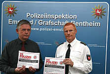 Das Foto zeigt Carsten Denneburg (links) und Karl-Heinz Brüggemann mit dem Plakat, welches in der Samtgemeinde ausgehängt wird â€“ Foto: Polizeipressestelle Lingen 