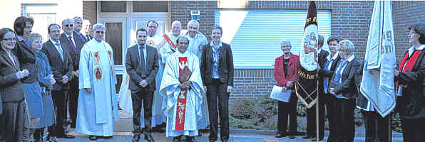 Herzlich willkommen geheißen wurde das neue pastorale Team der Pfarreiengemeinschaft um Lathen. Von links Pater Wilhelm Tangen, Stephan Wendt, Jürgen Altmeppen, Heinz Lüken, Francis Sanjeevi, Alfons Thörner und Maria Schröer.  Foto: Willy Rave