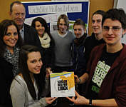 Schülersprecherin Michelle Kaiser (l.) nahm die Auszeichnung von Gunnar Zigan entgegen. Weiter auf dem Foto sind Julia Schlömer, Bernd Schwarz, Silvia Christen, Peter Kässens, Phillip Kupke und Steffen Michelsen (hinten, von l.). Foto: Dirk Hellmers