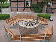 Brunnen mit Bank auf dem Mühlenhof Wippingen