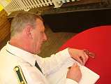 Adjutant Bernd Schwering beim Erstellen der Liste des Throngefolges