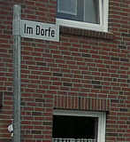 Straßenschild "Im Dorfe" in Wippingen