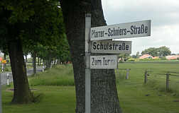 Kurioses Straßenschild in Wippingen