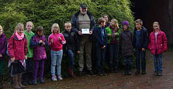 Heinz Schulte und Schüler der Dritten Klasse der Grundschule Renkenberge-Wippingen