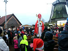 Der Nikolaus besucht den Wippinger Weihnachtsmarkt