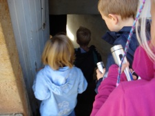 Mutige Kinder im Emslandmuseum Schloss Clemenswerth bei an einer Taschenlampenführung