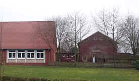 Anblick der Mehrzweckhalle vom Westen