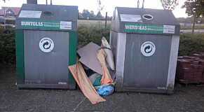 Müll am Altglascontainerplatz in Wippingen