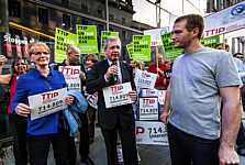 Übergabe der Unterschriften gegen TTIP an Gabi Zimmer (Linke) und Markus Ferber (CSU)