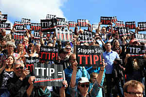 Stop TTIP und CETA, Foto von http://blog.campact.de/2014/09/jetzt-gehts-erst-richtig-los-eu-kommission-lehnt-europaeische-buergerinitiative-ab/