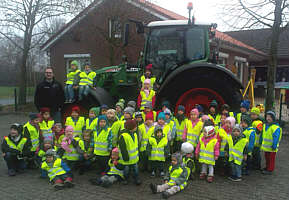 Kindergartenkinder mit Warnwesten