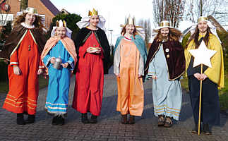 Sternsingergruppe in der Fehnstraße/Eichenstraße, v. l.: Julia Neumann, Gretel Frericks, Anna Lena Pieper, Lisa Grefer, Weda Frericks, Elena Frericks