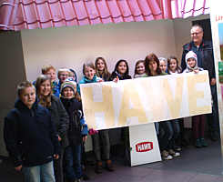 Die Klasse 4 der Grundschule bei Firma HAWE-Wester