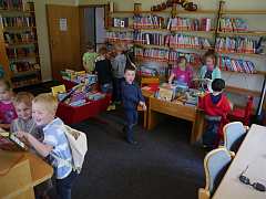 Kindergartenkinder mit Bibliotheksführerschein