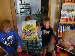 Kindergartenkinder mit Bibliotheksführerschein