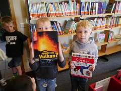 Kindergartenkinder mit Bibliotheksführerschein