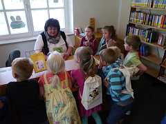 Kindergartenkinder mit Bibliotheksführerschein