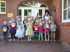 Kindergartenkinder mit Bibliotheksführerschein