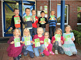 Kindergartenkinder mit den Bibliotheksführerscheinen