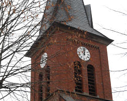 Kirchturm mit Zifferblättern